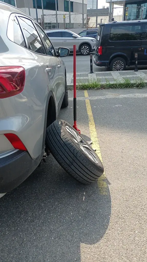 Otoparkta sökülmüş teker, yerinde lastik değişimi